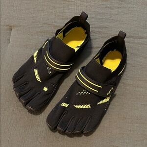 NWOT Men’s Barefoot Style Toe Shoes